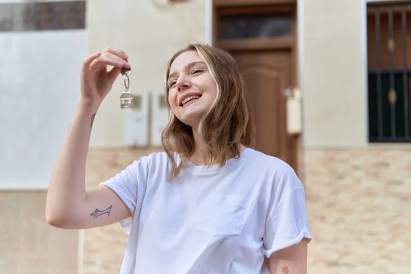 Young Caucasian Woman Smiling Confident Holding Key New Home Street — Zdjęcie stockowe