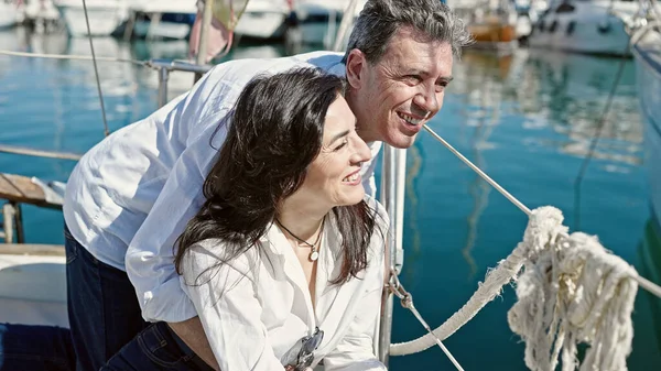 Seniorpaar Lächelt Selbstbewusst Und Sitzt Gemeinsam Auf Boot — Stockfoto