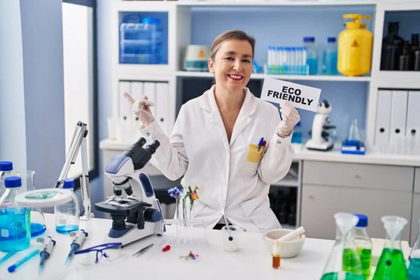 Mujer Hispana Mediana Edad Trabajando Laboratorio Ecológico Sonriendo Feliz Señalando —  Fotos de Stock