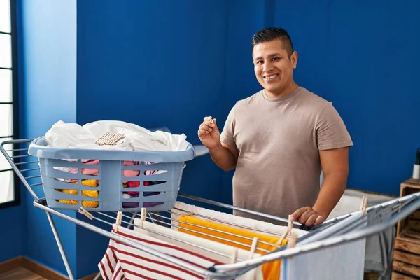Mladý Latinsky Muž Usměvavý Sebevědomě Visí Oblečení Prádelní Šňůře Prádelně — Stock fotografie