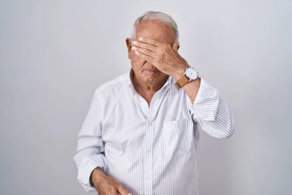 Старший Мужчина Седыми Волосами Стоящими Изолированном Заднем Плане Закрывая Глаза — стоковое фото