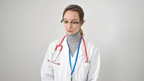 Junge Kaukasische Ärztin Steht Mit Ernstem Gesichtsausdruck Und Blickt Über — Stockfoto