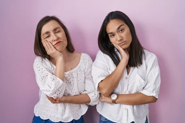 西班牙裔母亲和女儿在一起 认为自己看起来疲惫不堪 对双臂交叉的抑郁症感到厌烦 — 图库照片