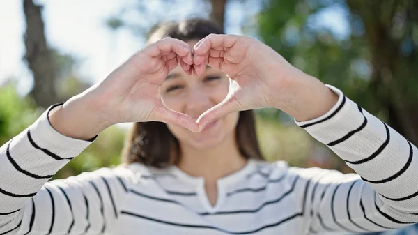 Νεαρή Όμορφη Ισπανόφωνη Γυναίκα Χαμογελά Αυτοπεποίθηση Κάνει Χειρονομία Καρδιάς Χέρια — Φωτογραφία Αρχείου
