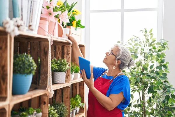 Middle Age Grey Haired Woman Florist Using Touchpad Holding Plant — Stockfoto