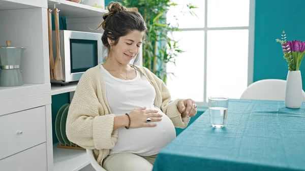Jonge Zwangere Vrouw Lacht Zelfverzekerd Drinkwater Eetzaal — Stockfoto