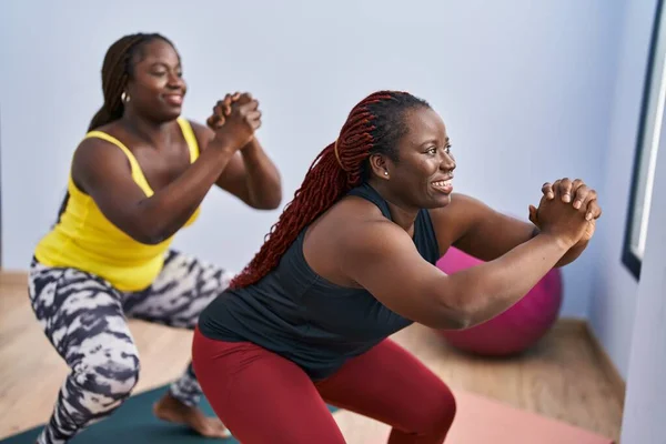 在体育中心 非洲裔美国妇女微笑着自信地锻炼腿 — 图库照片