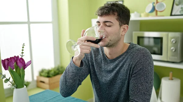 Genç Spanyol Adam Yemek Odasındaki Masada Oturmuş Şarap Içiyor — Stok fotoğraf