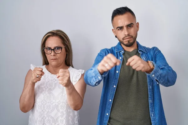 Hispanic Mor Och Son Står Tillsammans Slå Knytnäve För Att — Stockfoto