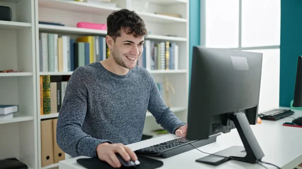 Jonge Spaanse Man Student Met Behulp Van Computer Glimlachen Bibliotheek — Stockfoto