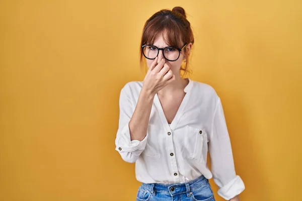 Jonge Mooie Vrouw Draagt Casual Shirt Gele Achtergrond Ruiken Iets — Stockfoto