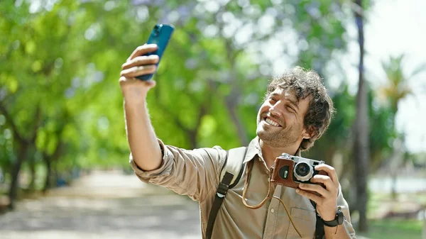 Klasik Fotoğraf Makinesi Tutan Spanyol Turist Parkta Akıllı Telefondan Selfie — Stok fotoğraf