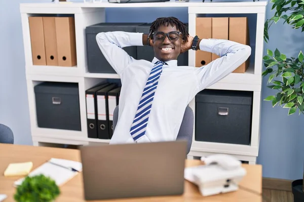 Afričtí Američtí Muži Obchodní Pracovník Uvolněný Rukama Hlavě Kanceláři — Stock fotografie