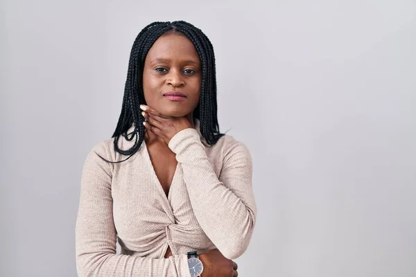 Afrikaanse Vrouw Met Vlechten Staan Witte Achtergrond Raken Pijnlijke Nek — Stockfoto