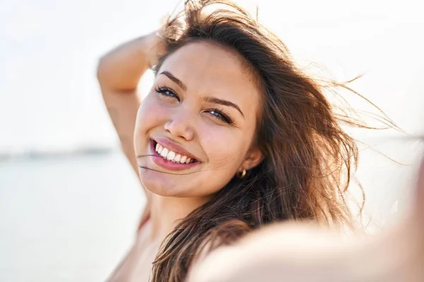 Junge Schöne Hispanische Touristin Lächelt Zuversichtlich Machen Selfie Mit Der — Stockfoto