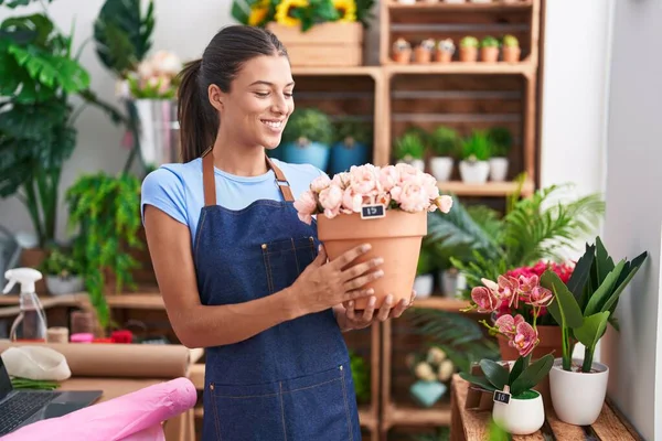 Young Beautiful Hispanic Woman Florist Smiling Confident Holding Plant Florist — Stockfoto