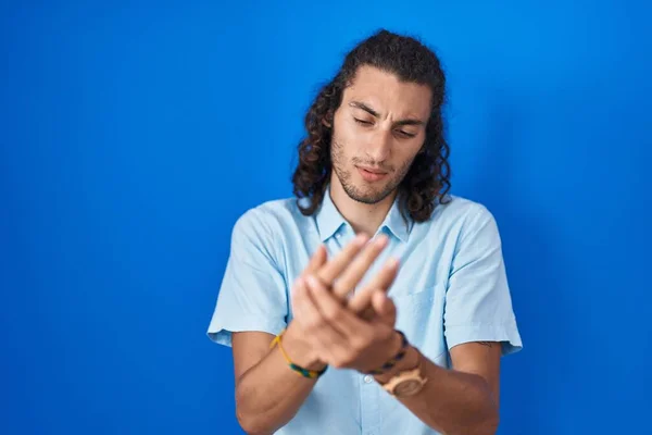 Young Hispanic Man Standing Blue Background Suffering Pain Hands Fingers — Zdjęcie stockowe