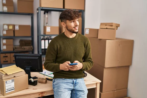 Young Arab Man Ecommerce Business Worker Using Smartphone Office — Fotografia de Stock