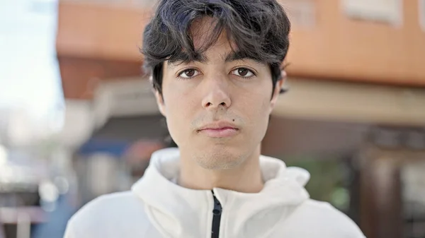 Junger Hispanischer Mann Steht Mit Ernster Miene Auf Der Straße — Stockfoto