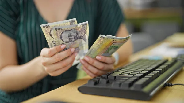 Junge Rothaarige Geschäftsfrau Zählt Büro Rumänische Leu Banknoten — Stockfoto