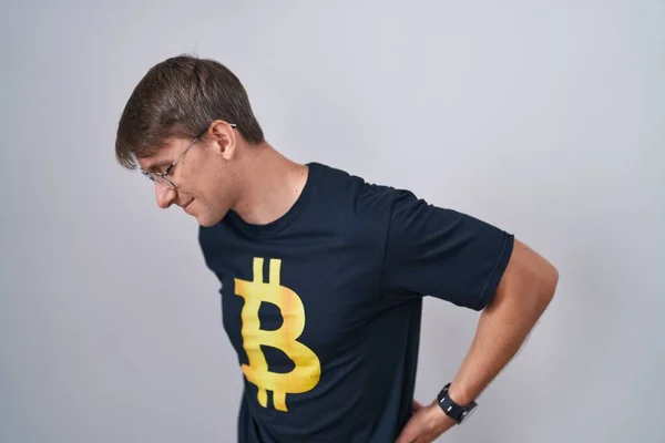 Beyaz Tenli Sarışın Adam Bitcoin Tişört Giyiyor Sırt Ağrısı Çekiyor — Stok fotoğraf