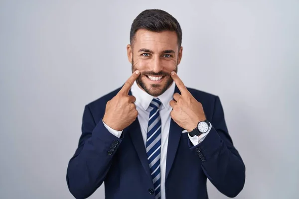 ハンサムなヒスパニック系の男はスーツを着て 口を開けて笑顔を結びます 指を指して 陽気な笑顔を強制 — ストック写真