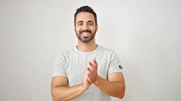 Joven Hombre Hispano Sonriendo Confiado Aplaudiendo Sobre Aislado Fondo Blanco —  Fotos de Stock
