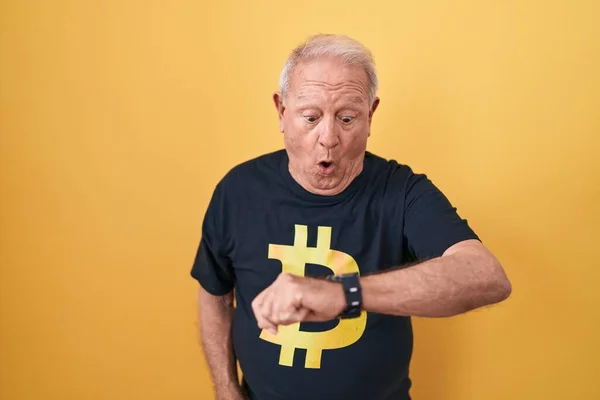 Hombre Mayor Con Pelo Gris Usando Camiseta Bitcoin Mirando Tiempo — Foto de Stock