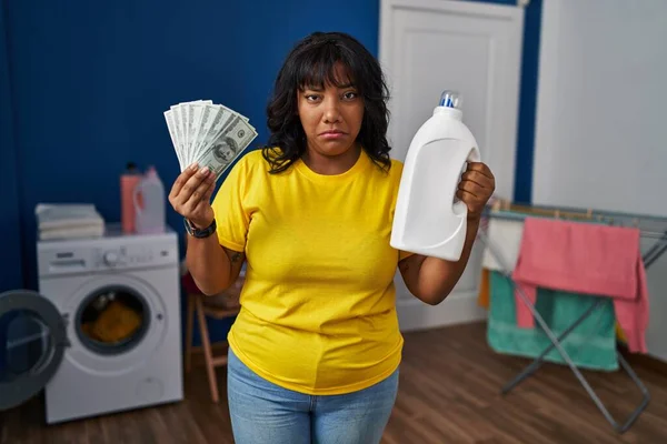 Mujer Hispana Sosteniendo Botella Detergente Dólares Deprimida Preocupada Por Angustia — Foto de Stock