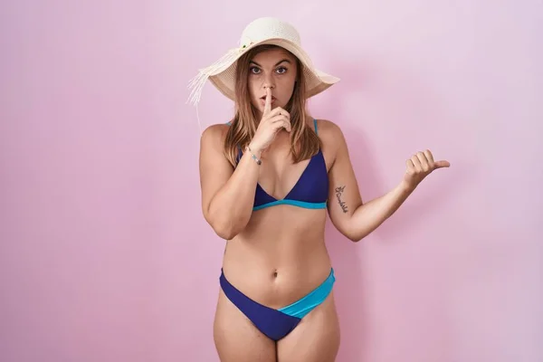 Fiatal Spanyol Bikinit Visel Rózsaszín Háttér Felett Azt Kéri Hogy — Stock Fotó