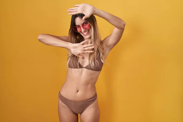 Giovane Donna Ispanica Indossa Bikini Sfondo Giallo Sorridente Allegra Sbirciare — Foto Stock