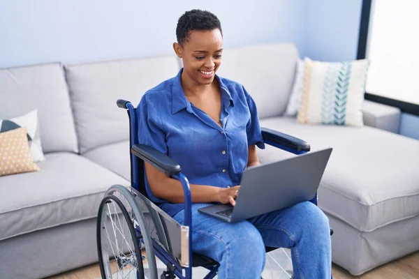 Evde Tekerlekli Sandalyede Oturan Afrikalı Amerikalı Kadın Dizüstü Bilgisayar Kullanıyor — Stok fotoğraf