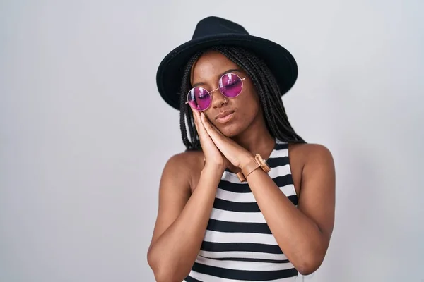 Ung Afrikansk Amerikan Med Flätor Hatt Och Solglasögon Sover Trött — Stockfoto