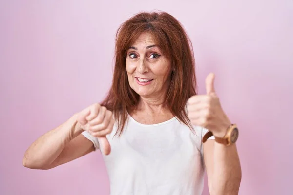 Middle Age Woman Standing Pink Background Doing Thumbs Disagreement Agreement — Photo