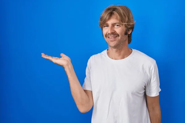 Middle Age Man Standing Blue Background Smiling Cheerful Presenting Pointing — Stock Photo, Image