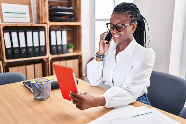 African American Woman Business Worker Talking Smartphone Using Touchpad Office — Fotografia de Stock