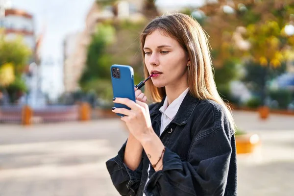 Parkta Akıllı Telefonu Ayna Niyetine Kullanan Genç Sarışın Bir Kadın — Stok fotoğraf