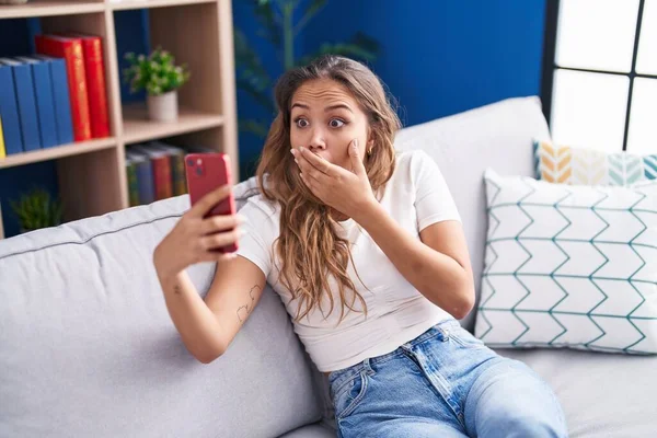 Ung Latinamerikansk Kvinna Gör Videosamtal Med Smartphone Täcker Munnen Med — Stockfoto