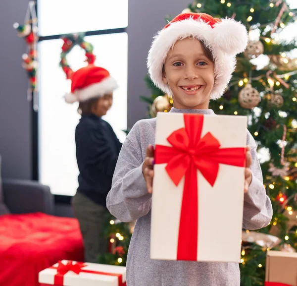 Αξιολάτρευτα Αγόρια Διακόσμηση Χριστουγεννιάτικο Δέντρο Κρατώντας Δώρο Στο Σπίτι — Φωτογραφία Αρχείου