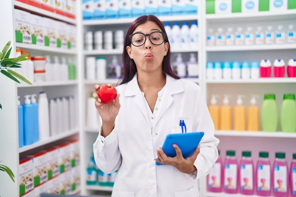 Fiatal Spanyol Dolgozik Patika Gyógyszertár Gyógyszertár Kezében Piros Szív Így — Stock Fotó