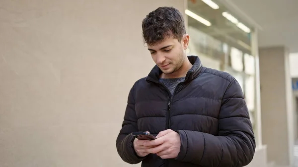 Joven Hispano Usando Smartphone Calle —  Fotos de Stock