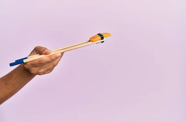 Hand Man Holding Omelette Nigiri Chopsticks Isolated Pink Background — Zdjęcie stockowe