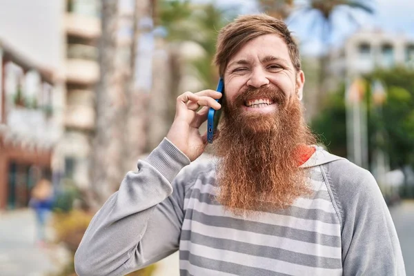 Genç Kızıl Saçlı Gülümseyen Kendinden Emin Bir Adam Caddede Akıllı — Stok fotoğraf