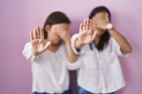 Madre Figlia Ispaniche Insieme Coprendo Gli Occhi Con Mani Facendo — Foto Stock