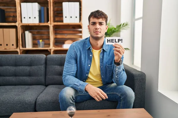 Jonge Spaanse Man Therapie Vraagt Hulp Denken Houding Nuchtere Uitdrukking — Stockfoto
