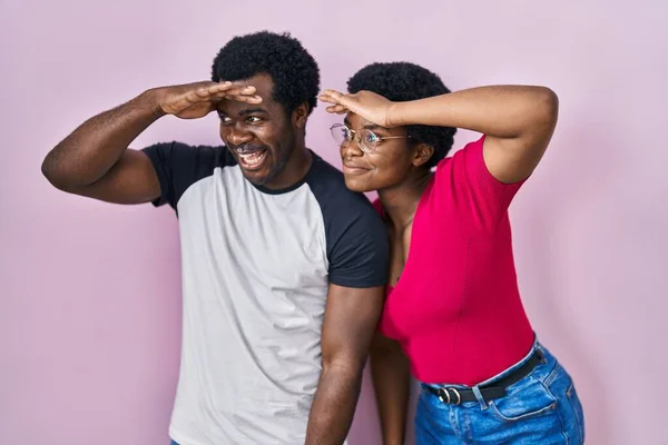 Unga Afrikanska Amerikanska Par Står Över Rosa Bakgrund Mycket Glad — Stockfoto
