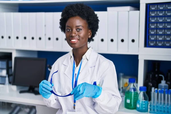 Jeune Scientifique Afro Américaine Souriante Confiante Tenant Des Lunettes Laboratoire — Photo
