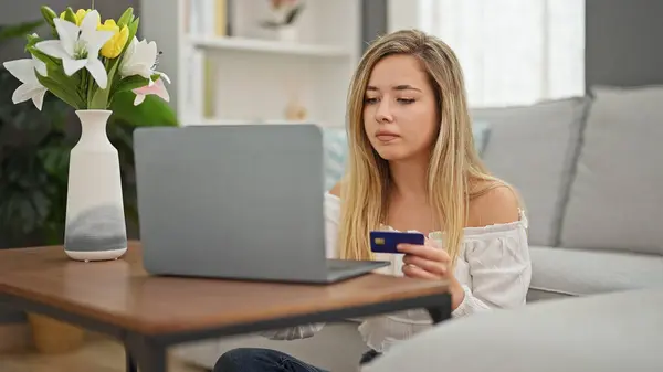 Laptop Kredi Kartıyla Alışveriş Yapan Genç Sarışın Kadın Evde Oturuyor — Stok fotoğraf