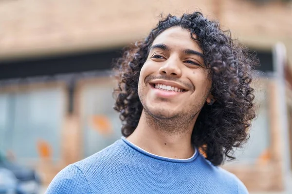 Genç Latin Adam Gülümsüyor Kendine Güveniyor Caddenin Kenarına Bakıyor — Stok fotoğraf