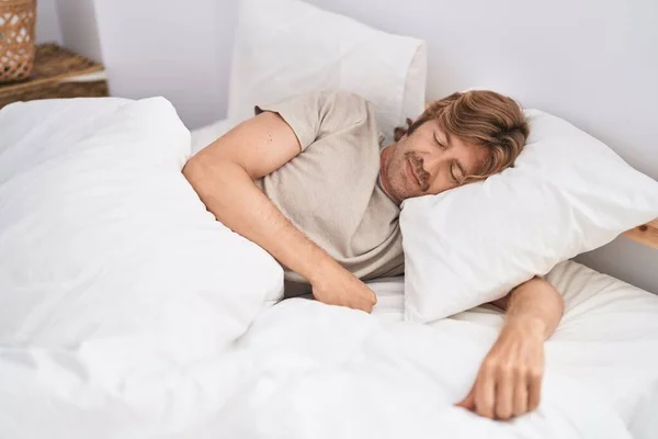 Молодой Человек Лежит Кровати Спит Спальне — стоковое фото